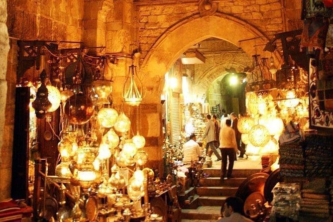 El moez Strasse, Khan El Khalili, Alten Market Kairos Exclusive mit Trivaeg